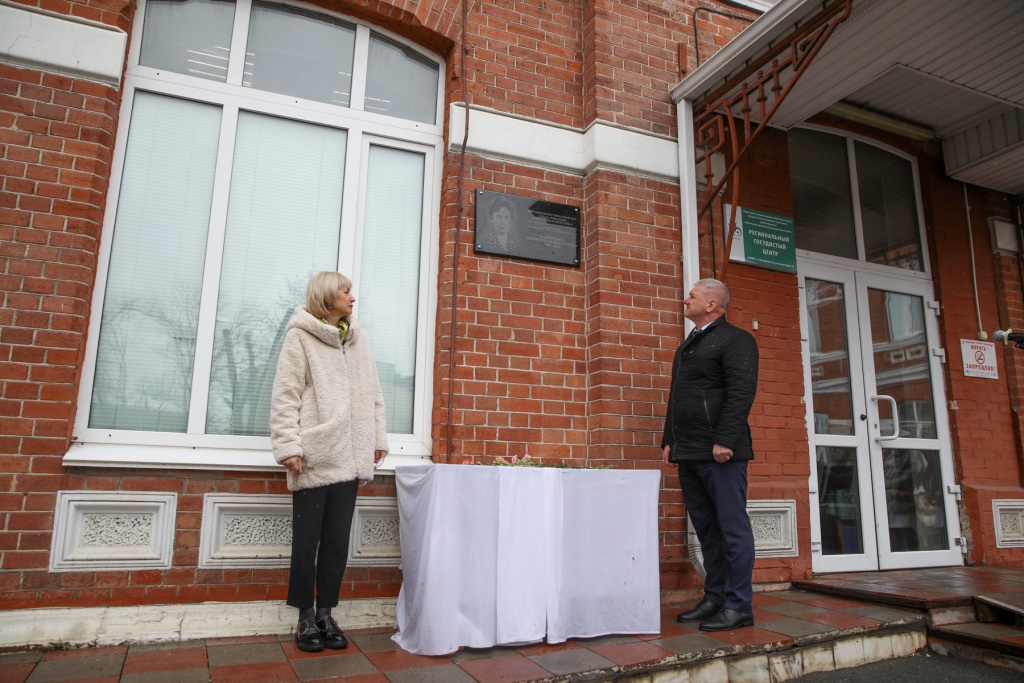 Первую мемориальную доску погибшим в борьбе с COVID-19 медикам открыли в столице Приморья